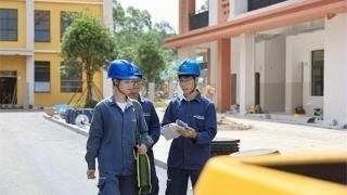 灵山供电局贴心服务平陆运河沿线回建小学用电