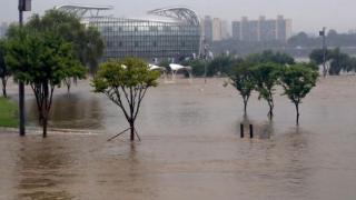 暴雨致韩国大批航班取消 首尔数千户家庭停电