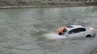 赤膊趴车头救人男子回忆生死时刻：湍急水流淹车头，司机昏迷水及腰……