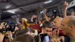 迪马济奥：苏莱抵达罗马机场，大批罗马球迷到机场迎接他的到来