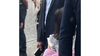 刘强东章泽天看巴黎奥运会，东哥牵手8岁女儿，同行保镖不让拍照