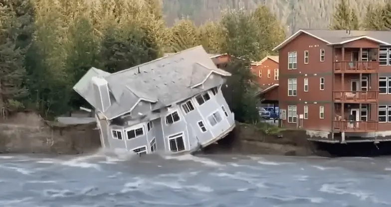 现场：美国阿拉斯加冰川破裂引发大洪水 有建筑坍塌被直接冲走