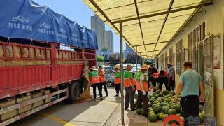 酷暑炎夏即墨环卫工人收到特别礼物 临沂货车司机赠15000多斤西瓜