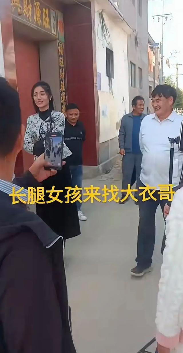 美女专程去看大衣哥，受大衣哥热情接待，大衣哥笑开了花