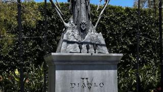 《暗黑4》莉莉丝雕像抵达暴雪园区 魅魔女王冷酷亮相