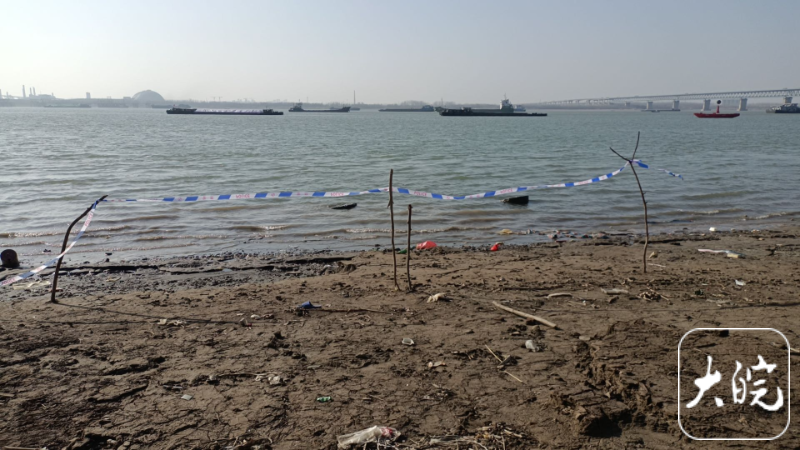 芜湖一河滩发现一枚旧时手榴弹 民警及时安全处理