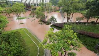 受强降雨影响广场车库被淹 大渡口消防紧急排险