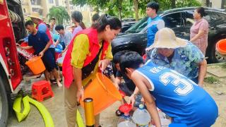 追踪｜ “红马甲”志愿者送水上门 解决海口八灶新城小区供水不足困扰