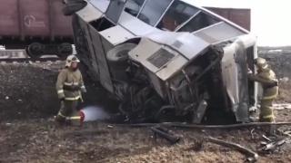 俄罗斯一汽车与火车相撞 已致8人死亡