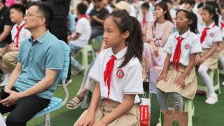 济南高新区凤凰路小学开展四年级亲子观影和书籍阅读活动