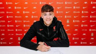 利物浦官方消息，与18岁青训后卫卢克-钱伯斯签下一份新合同