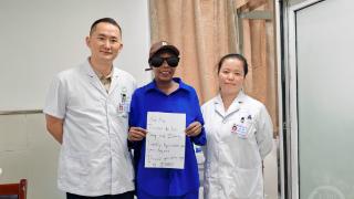离开中国前 这位留学生给重庆医生写了一封感谢信