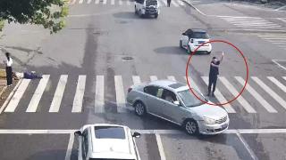 早高峰路上，长沙这位警察突然下车，他的举动让人敬佩……