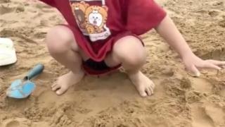 家长放任男童在海滩上挖“竹签陷阱”，网友直呼危险，景区：已填