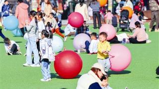 天气晴好 民园广场内迎来众多市民游玩 扫码阅读手机版