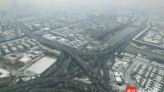 空中俯瞰南京首个早高峰交通秩序井然
