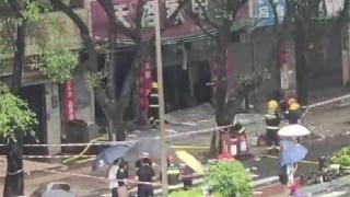 广西贵港一商铺发生火灾致2死1伤，当地应急局：一名消防员不幸