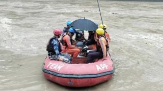 尼泊尔大巴坠河事故已致25人死亡