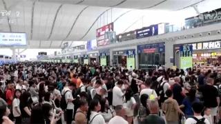 广东深圳火车站客流达到双向最高峰 以旅游探亲为主