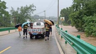 大雨致多条河水位大幅上涨，休宁积极开展防汛自救工作