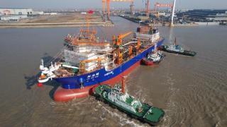 全球最大双燃料耙吸式挖泥船从南通出江试航