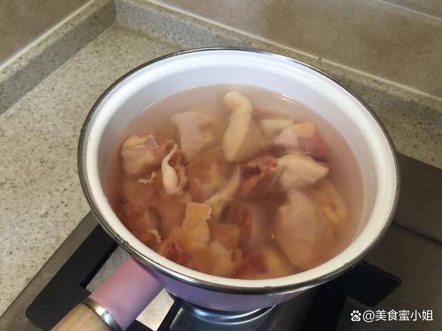 黑松露炖鸡汤，香气四溢，汤醇肉滑，一品难忘的绝美滋味