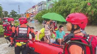 三亚消防救援人员营救疏散转移被困群众29人