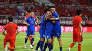 3-2！亚洲第15杀疯了：4连胜轰18球+头名进4强却被国足挤出18强赛