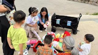 济宁市太白湖新区许庄街道南风花园社区举办“童梦跳蚤·成长市集”活动