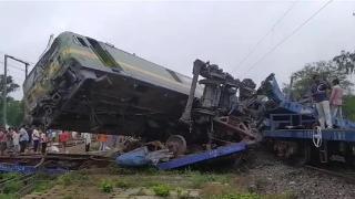 印度两列货运火车凌晨相撞，12节车厢脱轨，一列车司机受轻伤