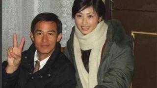 前TVB男星宠爱小20岁二婚娇妻，64岁仍有行情，背妻撩女拼桌吃饭