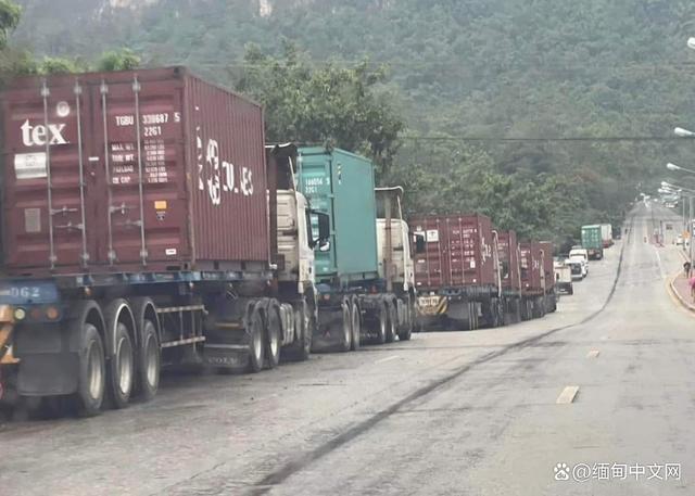 缅泰边境一口岸关闭，数百辆货车被堵，开放时间不明