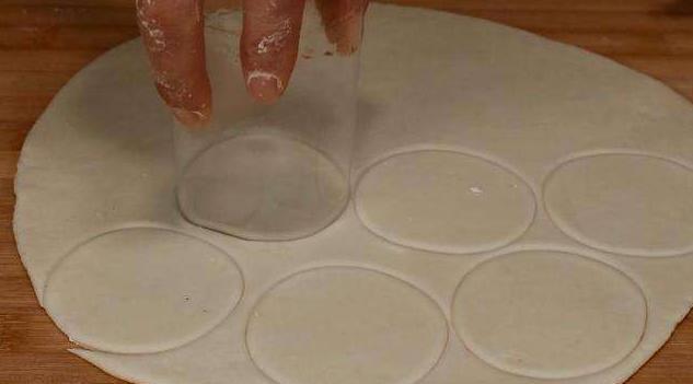 快速做饺子皮，只要一个纯净水瓶，1秒做2个，厚薄大小一样