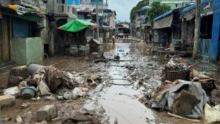 缅甸妙瓦底洪水退去，暂居安置中心的民众已经返家