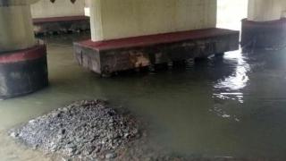 发生了什么？缅甸一条小河短时间内水位急剧下降，河床露出水面