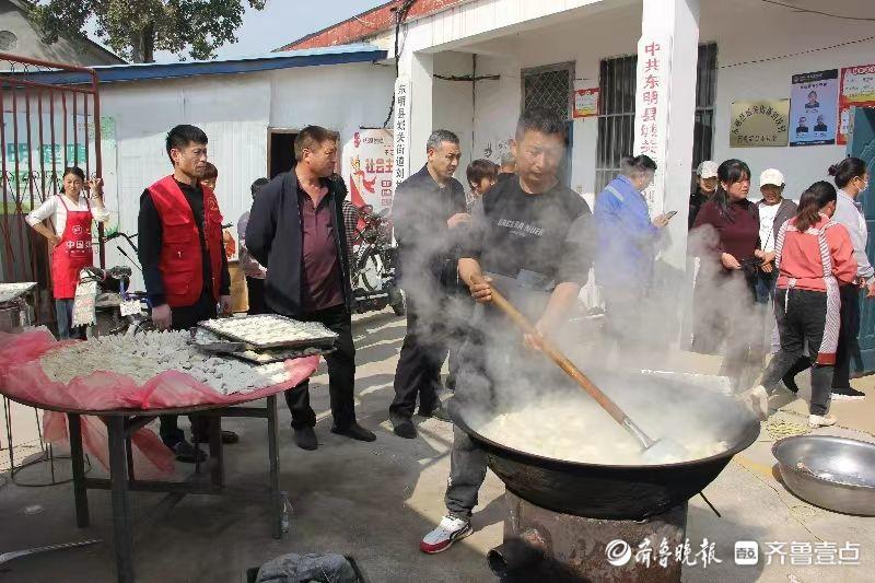 东明县城关街道刘坟村300名老人欢度重阳节