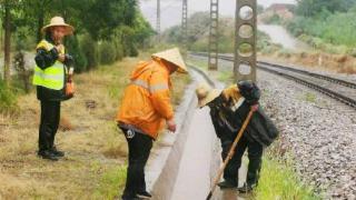 兰州铁路局严阵以待 应对秋季强降雨