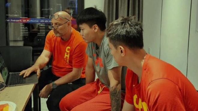 未雨绸缪！男篮队长、前队长和赵睿陪乔帅研究对手，姚明寸步不离