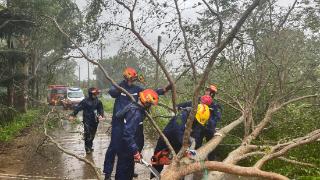 特写丨消防车在前急救车在后 台风天里他们抢通了9公里救援路