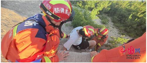 山东烟台：大学生登山不走寻常路摔伤被困 消防员紧急营救