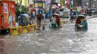 孟加拉国遭遇持续暴雨 街道洪水泛滥