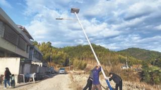 村里装路灯 照亮出行道路