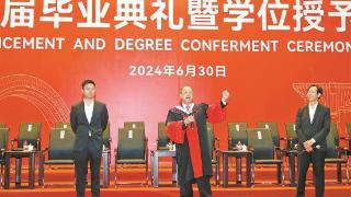 华侨大学举办毕业典礼 77岁华裔博士毕业一家三代献唱《爱拼才会赢》