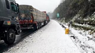 注意！雅西高速栗子坪至孟获城路段突降大雪