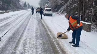 商洛市公路局组织开展除雪防滑保障道路畅通
