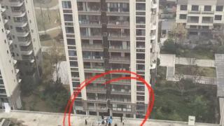 四川威远一小区7岁孩子坠楼身亡 ！网友称事发时，其父正在装修作业？