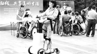 站立电动轮椅    驶上助残新路