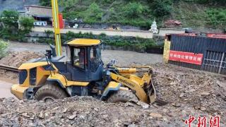四川雅江：受泥石流影响中断的国道318公路已半幅抢通