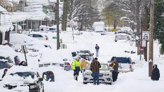 美国多地遭遇暴风雪 部分地区降雪量高达1.5米