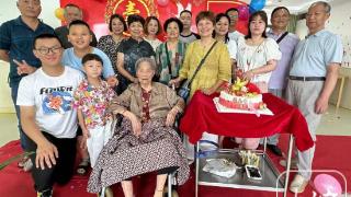 芜湖一百岁老人过生日，与人和善不爱管闲事